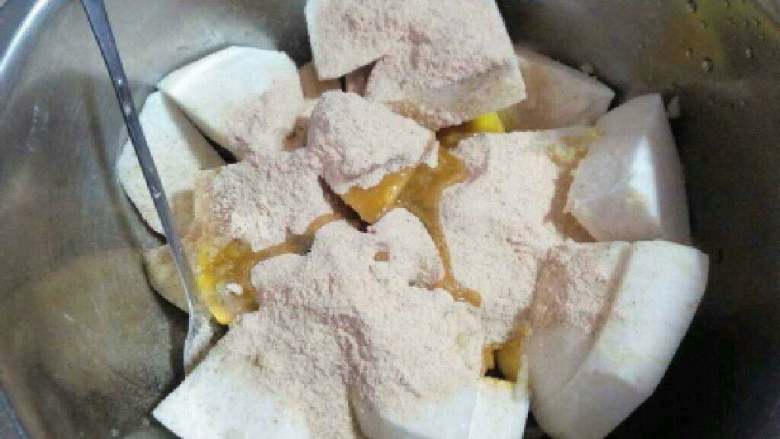 家乡【粉蒸排骨】,在把芋头放碗里,在倒入粉蒸肉调料,倒入适量油加适量胡椒粉搅拌均匀。