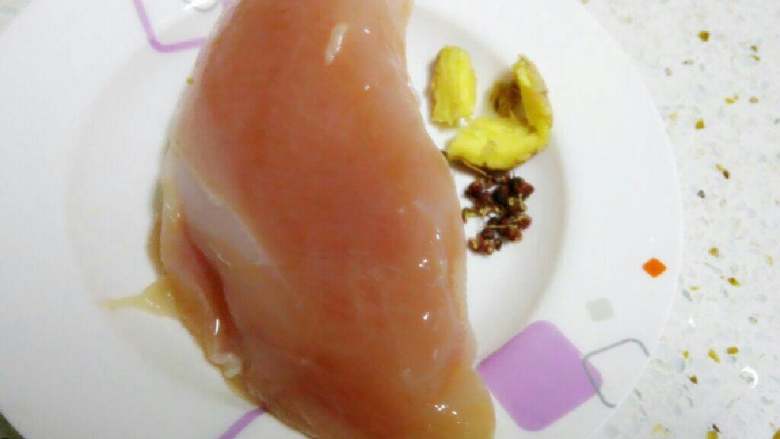 鸡丝菠菜,<a style='color:red;display:inline-block;' href='/shicai/ 101'>鸡胸肉</a>一块,姜拍破,几粒花椒。