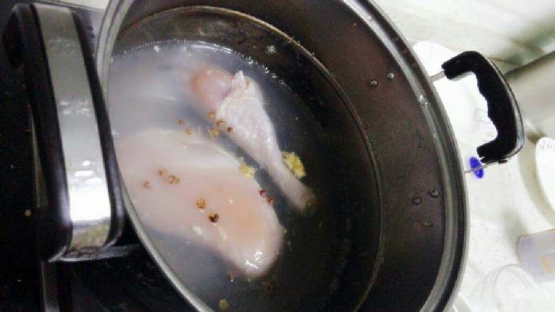 鸡丝菠菜,锅里加入适量水,放入鸡肉姜和花椒,倒入一勺料酒,将鸡肉煮熟透。