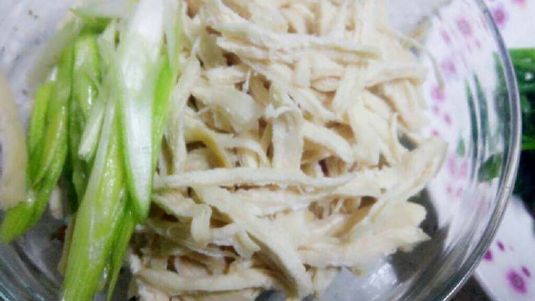 鸡丝菠菜,鸡肉煮熟后捞出晾凉,撕成细长条,大葱白切细丝。