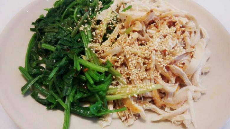 鸡丝菠菜,将鸡丝和菠菜摆盘,放入葱白,倒入调好的汁,再倒入适量<a style='color:red;display:inline-block;' href='/shicai/ 847'>香油</a>,洒上芝麻既可。