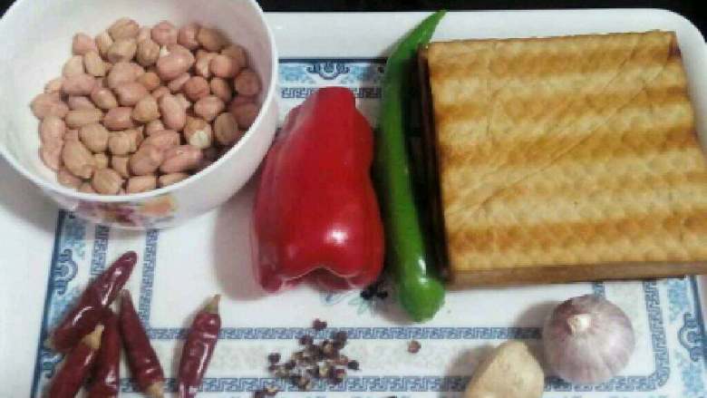 宫爆豆腐,准备好的材料。