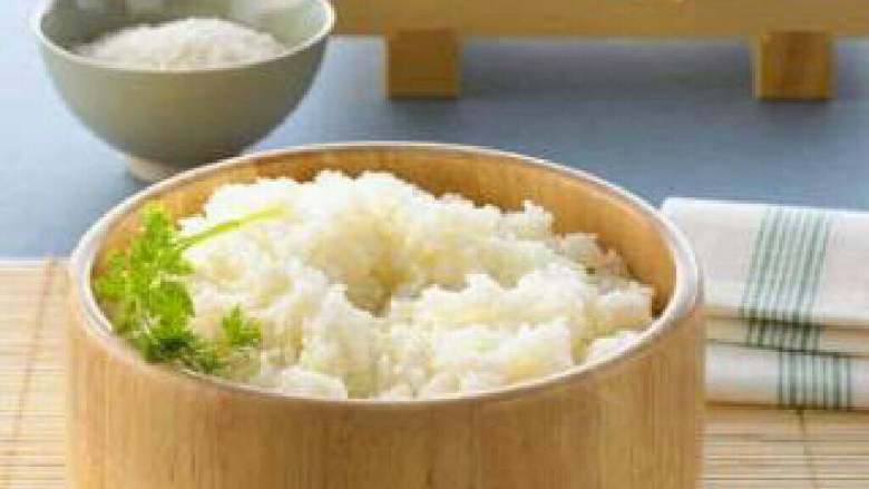让米饭好吃的秘诀,做米饭时,在大米中加少量食盐、少许猪油,会使饭又软又松;