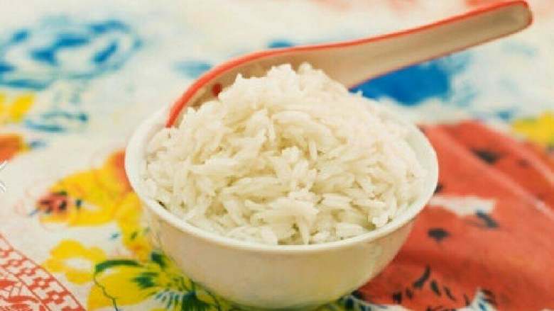让米饭好吃的秘诀,做米饭时,在大米中加少量食盐、少许猪油,会使饭又软又松;