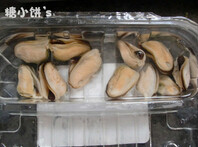 海鲜咖喱饭搭配玉米甜奶油,<a style='color:red;display:inline-block;' href='/shicai/ 206'>青口</a>肉洗净。也用一些酒腌制一下