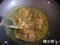 海鲜咖喱饭搭配玉米甜奶油,翻拌均匀后加入少许罗勒碎，<a style='color:red;display:inline-block;' href='/shicai/ 134333'>黑胡椒</a>和盐调味