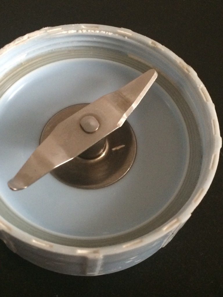 红枣水米糕,如图选择这样的刀头搅拌机,加少许水打磨泡好大米