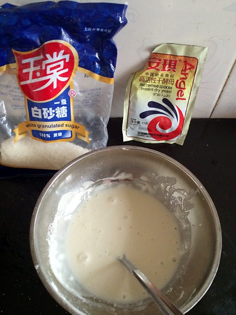 红枣水米糕,如图,加入<a style='color:red;display:inline-block;' href='/shicai/ 3729'>白糖</a>和酵母粉搅拌均匀放温暖处发酵至2,3倍高