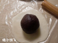 草莓大福,把草莓豆沙放在中间(还是注意草莓的位置)