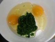 菠菜鸡蛋饼,加入两个鸡蛋和少许面粉,调入少许盐和五香粉搅拌成糊