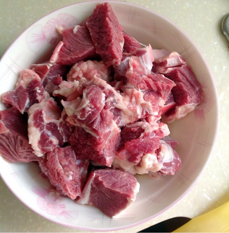 牛腩炖白菜,如图<a style='color:red;display:inline-block;' href='/shicai/ 218'>牛腩</a>清水泡半小时，切块