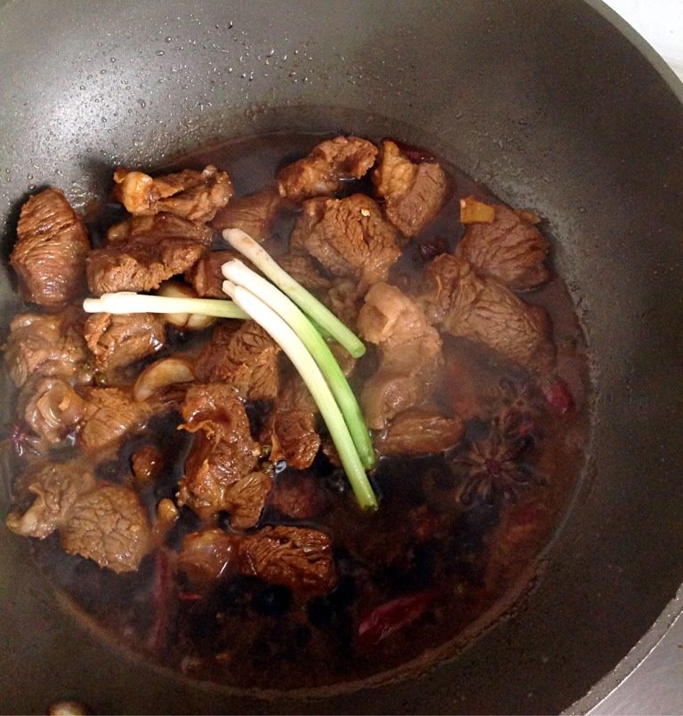 牛腩炖白菜,如图开水焯下，捞出备用。入油放入生姜蒜瓣，干椒，炒香放肉加<a style='color:red;display:inline-block;' href='/shicai/ 718'>料酒</a>，生抽老抽适量，盐少许加入适量水，葱白大火烧开后倒入电饭煲煲汤模式两小时