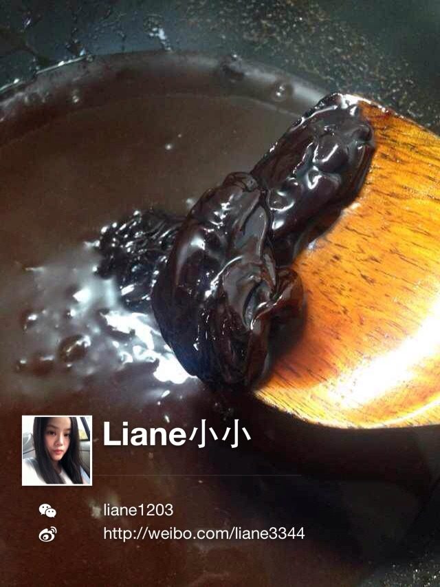 纯手工阿胶膏,2. 泡好的阿胶放入水中（隔水熬)边加热边搅拌，直到阿胶全部溶化大约30分钟。放入冰糖，直到冰糖溶化大约30分钟到40分钟。