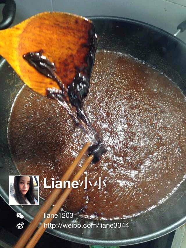 纯手工阿胶膏,3. 放入<a style='color:red;display:inline-block;' href='/shicai/ 2470'>红枣</a>、<a style='color:red;display:inline-block;' href='/shicai/ 673'>枸杞</a>、核桃、<a style='color:red;display:inline-block;' href='/shicai/ 668'>黑芝麻</a>，搅拌均匀，裹上阿胶20分钟关火。