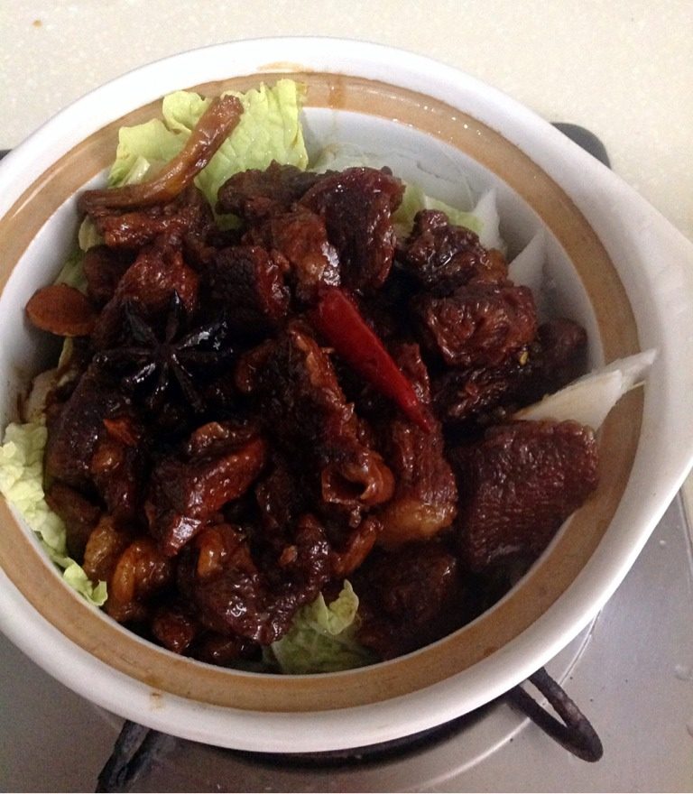 牛腩炖白菜,如图<a style='color:red;display:inline-block;' href='/shicai/ 114'>白菜</a>手撕长条垫底砂锅，放入炖烂的牛腩和汤汁，中火改小火十分钟