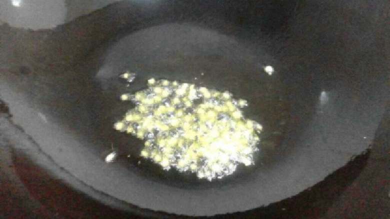 茄汁排骨,锅里放油把姜,蒜放进去爆香。