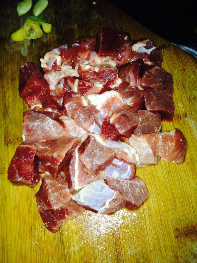 红焖牛肉,先将<a style='color:red;display:inline-block;' href='/shicai/ 216'>牛肉</a>切2厘米左右的块状泡水半小时去血水，