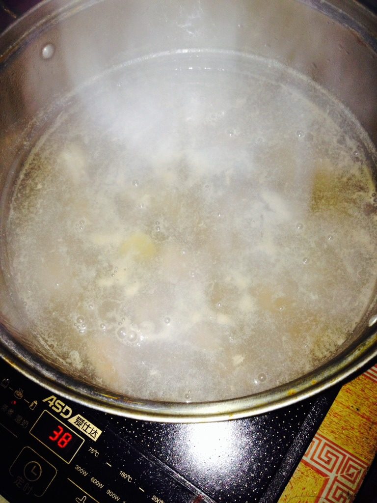 红焖牛肉,汤锅煮开水放入几片姜片，下牛肉煮10分钟