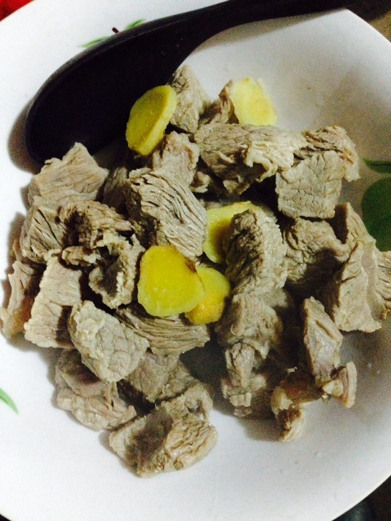 红焖牛肉,边煮边捞血沫，捞干净了将牛肉盛出