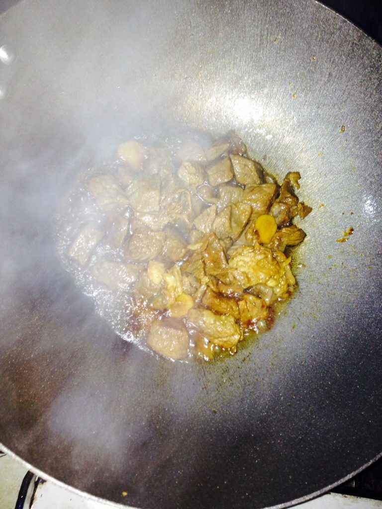 红焖牛肉,炒至上色调入两汤勺<a style='color:red;display:inline-block;' href='/shicai/ 788'>生抽</a>两汤勺<a style='color:red;display:inline-block;' href='/shicai/ 718'>料酒</a>焖煮两分钟