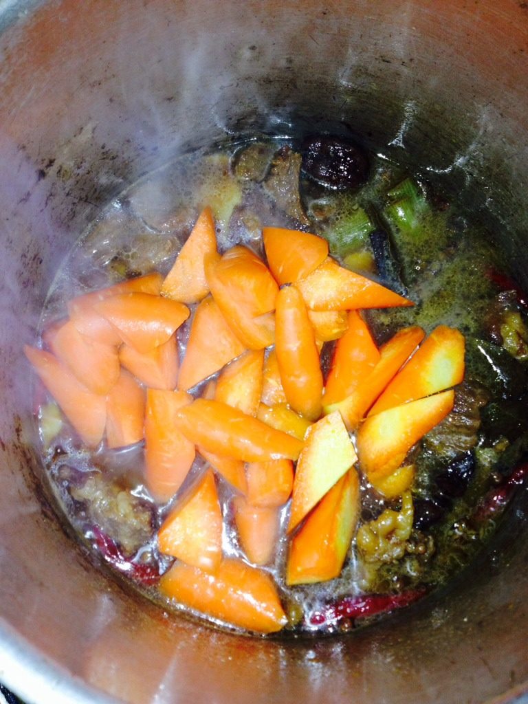 红焖牛肉,40分钟后放入<a style='color:red;display:inline-block;' href='/shicai/ 25'>胡萝卜</a>再焖煮15分钟