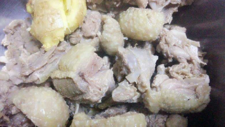 山药老鸭汤,锅里水烧开,将鸭块,两勺料酒,一小半姜拍破,一起放入锅里,去除血水泡沫,捞出沥水备用。
