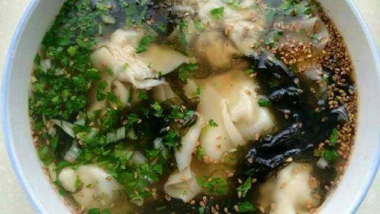 鲜美混沌汤,下锅煮熟混沌,再放调好的味料就行了。
