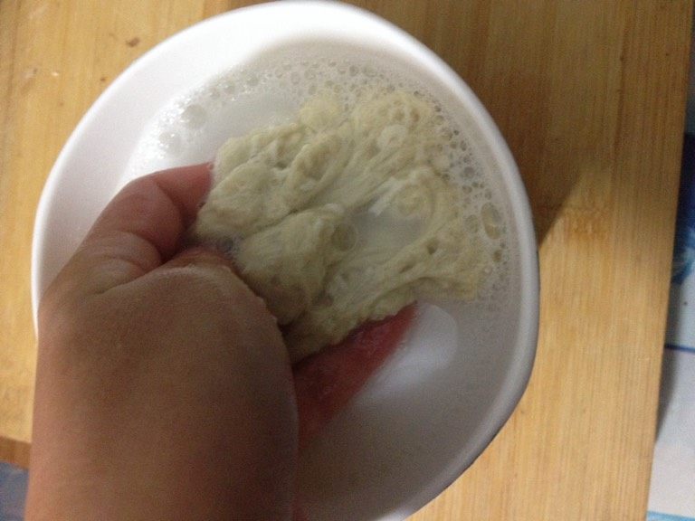 自制凉皮,如图差不多了,比较有劲了,抱团的感觉