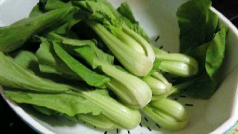 青菜肉丸子,准备好的瓢白菜洗干净。
