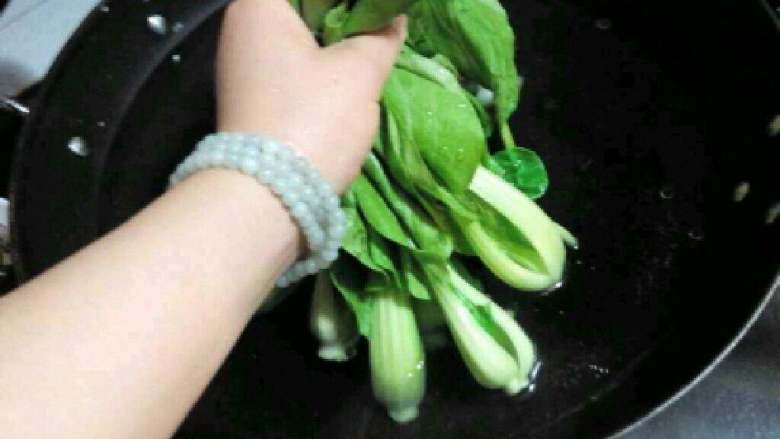 青菜肉丸子,锅里烧水开后把瓢菜的头先煮一下。