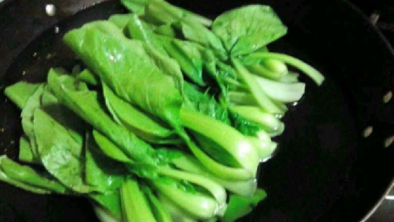 青菜肉丸子,然后就全放下去煮。