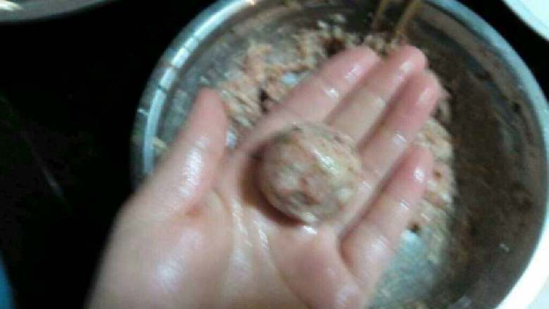 青菜肉丸子,用筷子挑一小坨肉末到手里泥成圆形。
