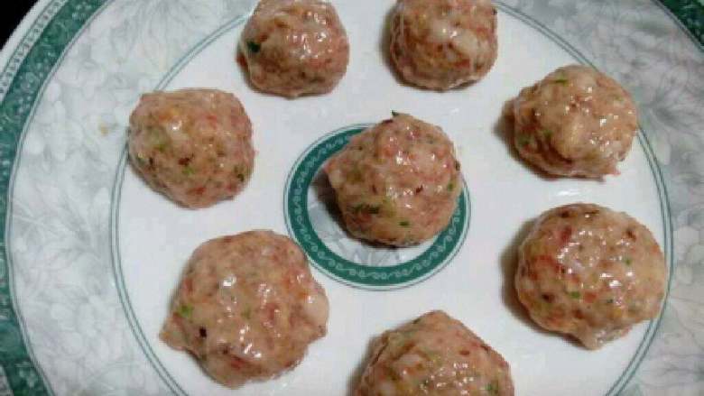 青菜肉丸子,都泥好了。