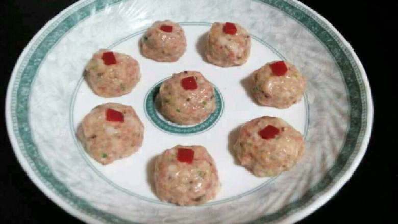 青菜肉丸子,把<a style='color:red;display:inline-block;' href='/shicai/ 86663'>红辣椒</a>切成小粒,一粒一粒的放在丸子上,就放进蒸锅里蒸熟,大概要10多分钟。