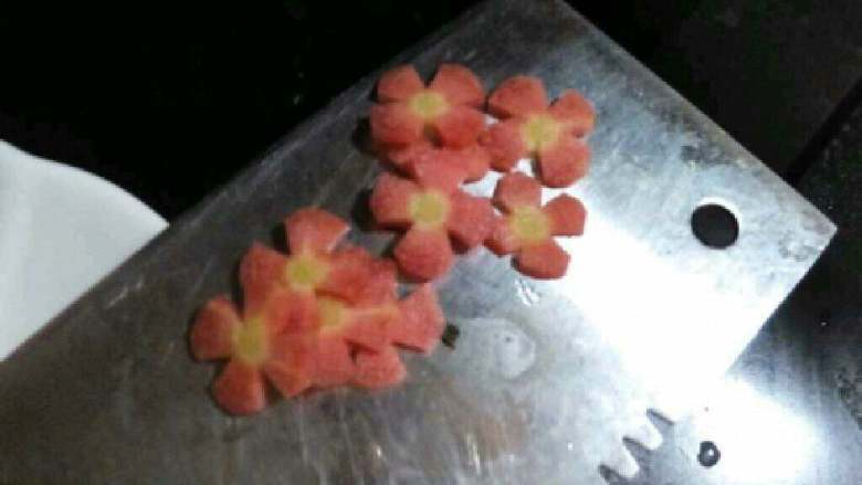 青菜肉丸子,然后切成片。