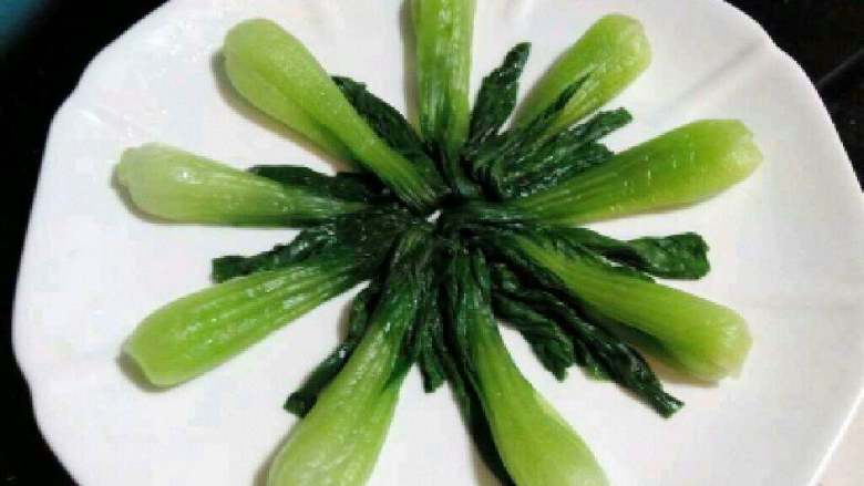 青菜肉丸子,把青菜摆盘。