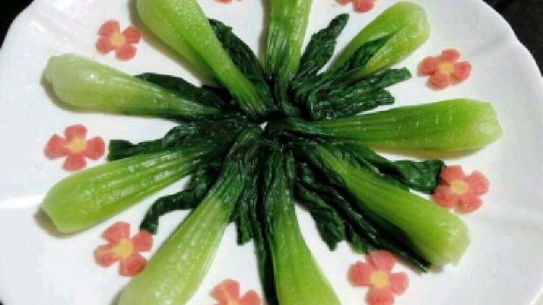 青菜肉丸子,在把胡萝卜摆好。
