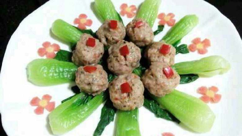 青菜肉丸子,把肉丸子摆在青菜上。