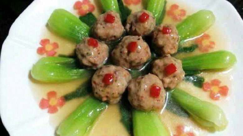 青菜肉丸子,把锅里的勾欠浇在肉丸子上。