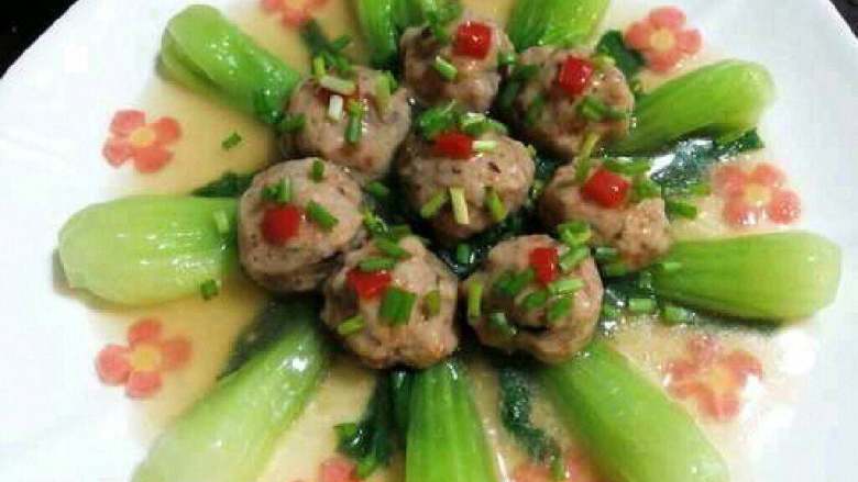 青菜肉丸子,撒上葱花就可以了。