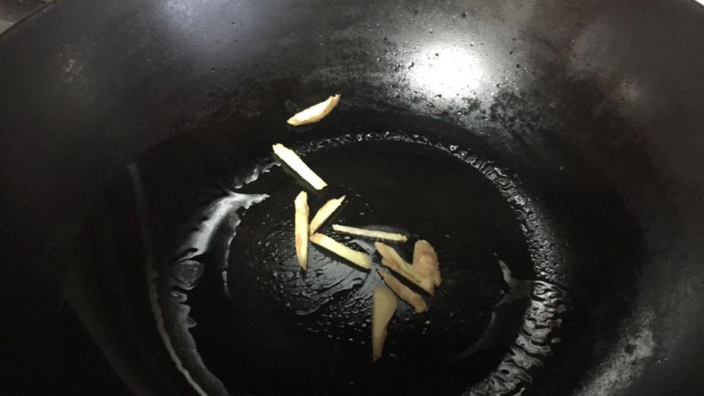 猪肉烧板栗,热锅倒油,下入姜丝