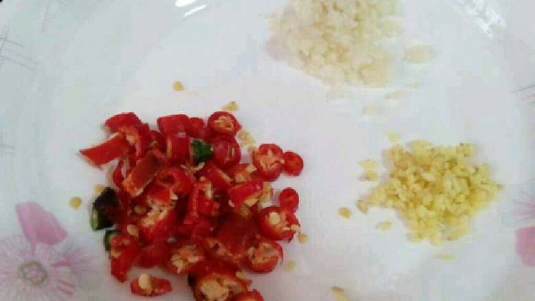 自制【凉拌青菜梗】,辣椒，<a style='color:red;display:inline-block;' href='/shicai/ 37'>姜</a>，蒜都切好。