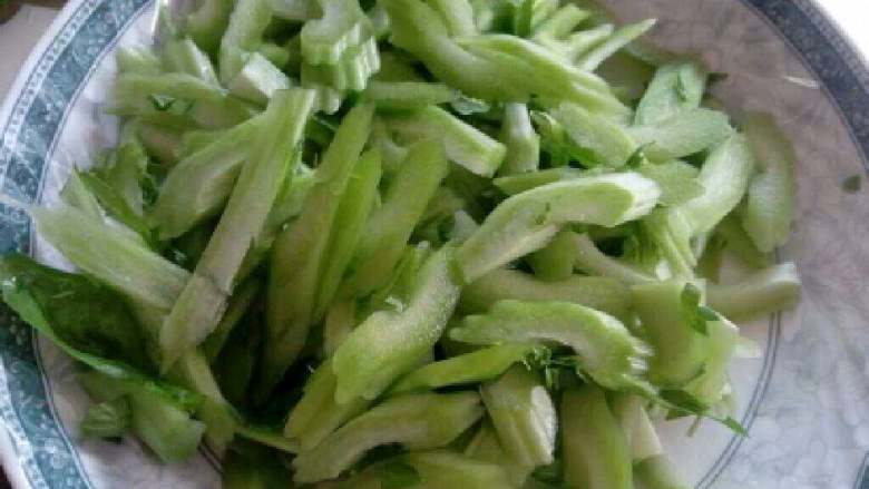 自制【凉拌青菜梗】,把青菜的梗斜着切。