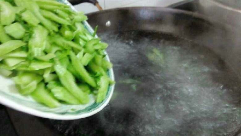 自制【凉拌青菜梗】,锅里烧水开后放几滴油在把菜梗倒进去煮熟捞起。