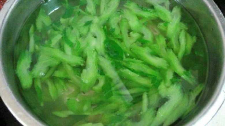 自制【凉拌青菜梗】,捞起放进冷水里过几遍水。