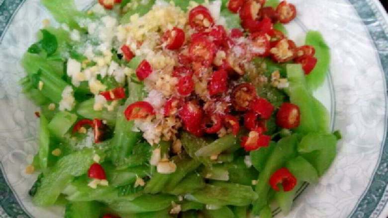 自制【凉拌青菜梗】,在捞到盘子里，放入盐，<a style='color:red;display:inline-block;' href='/shicai/ 788'>生抽</a>，<a style='color:red;display:inline-block;' href='/shicai/ 717'>味精</a>，<a style='color:red;display:inline-block;' href='/shicai/ 10588'>糖</a>一点点，<a style='color:red;display:inline-block;' href='/shicai/ 847'>香油</a>，<a style='color:red;display:inline-block;' href='/shicai/ 748'>花椒油</a>，<a style='color:red;display:inline-block;' href='/shicai/ 12043'>花椒粉</a>，醋少许，姜和蒜末搅拌均匀。