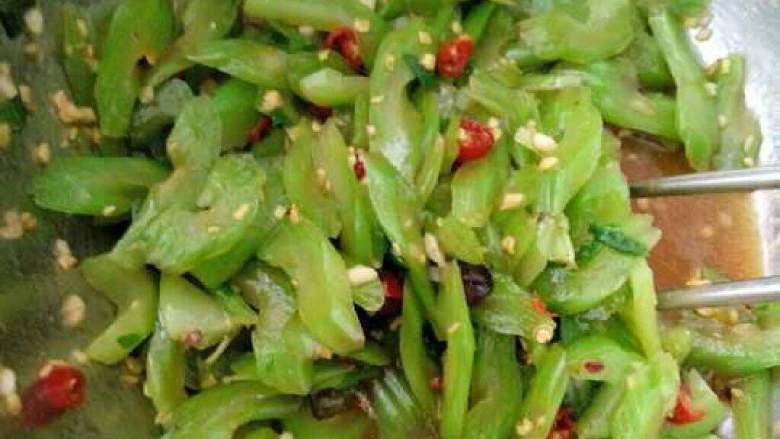 自制【凉拌青菜梗】,搅拌均匀腌制一下入味就可以了。