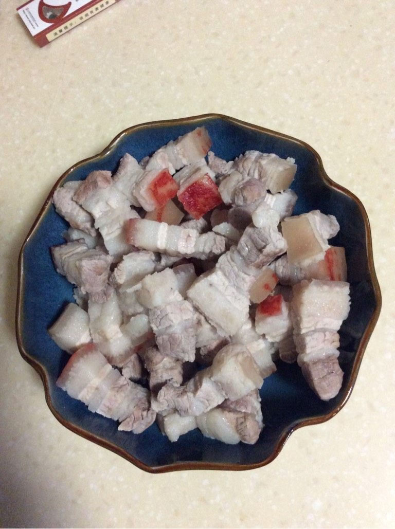 笋干菜烧肉,猪五花切块,焯水。