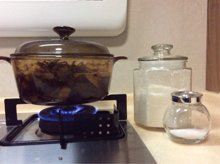 笋干菜烧肉,加白糖、盐,添水,大火烧开,转小火慢炖。