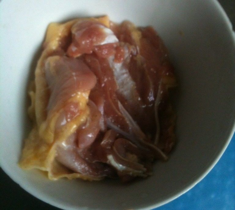 照烧香菇鸡腿饭,<a style='color:red;display:inline-block;' href='/shicai/ 92'>鸡腿</a>剥去骨架、用刀背剁扁松肉，放入盐酒、<a style='color:red;display:inline-block;' href='/shicai/ 720'>胡椒粉</a>腌几分钟备用